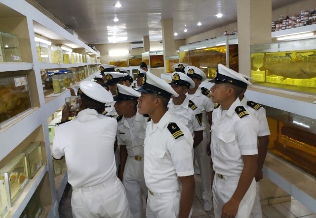 Visita de los cadetes de la Armada Boliviana