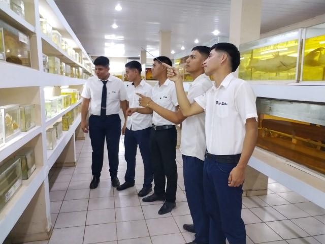 Visita de estudiantes de secundaria