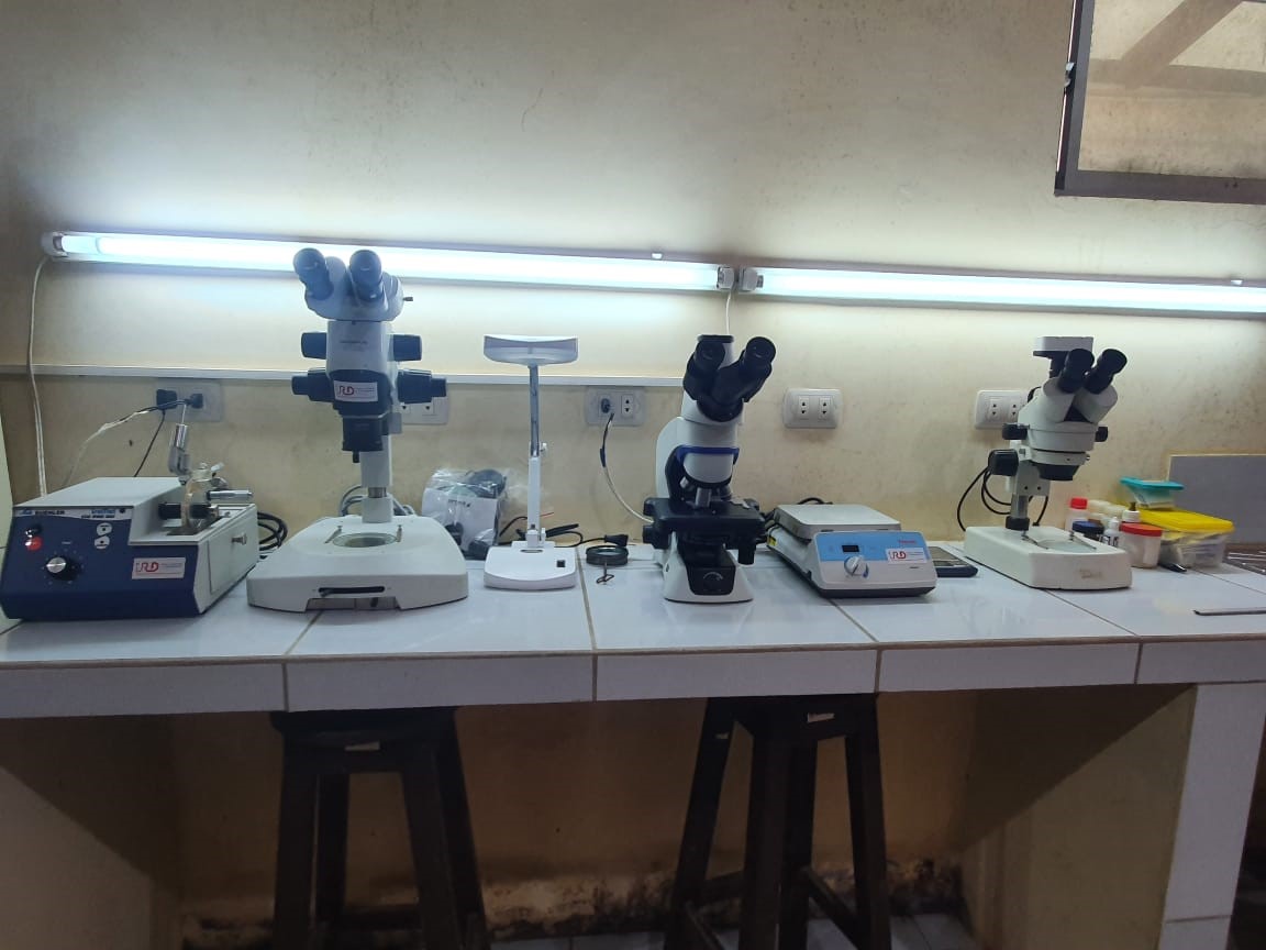 Figura 1. Mesón del Laboratorio de Ictiología con los equipos y materiales laboratoriales