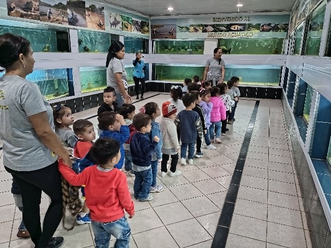 Visitantes de la Sala de Acuarios del CIRA