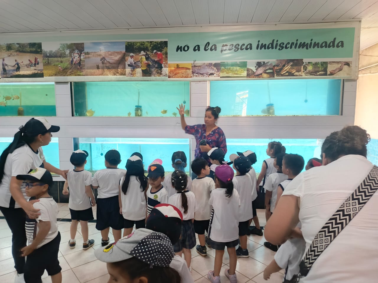 Visitantes en la Sala de Acuarios