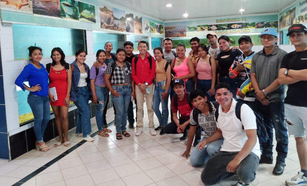 Visitantes en la Sala de Acuarios